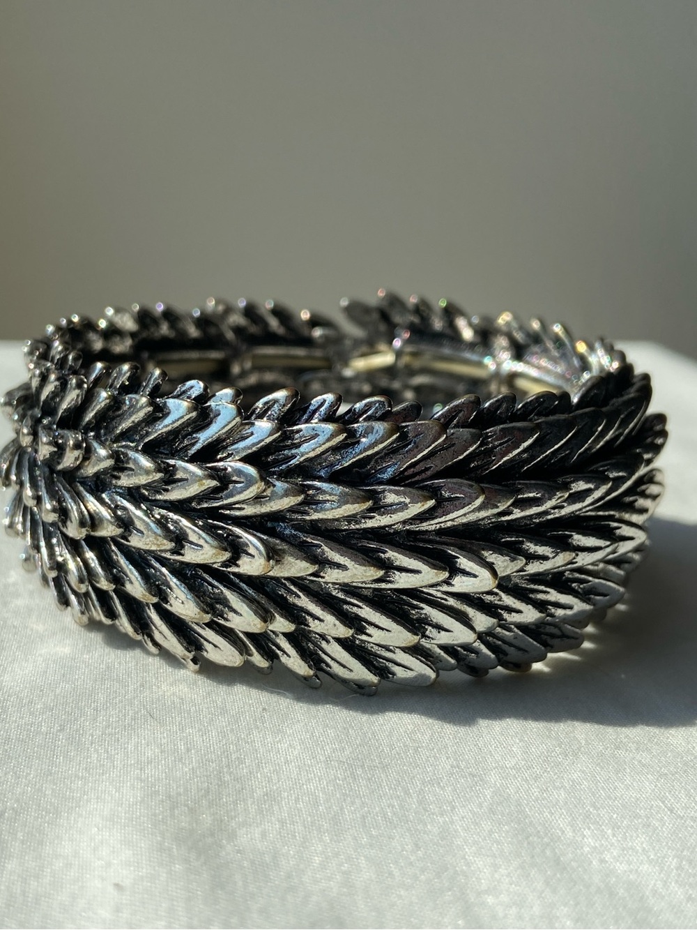 Silver Tone Feather Stretch Bracelet – Statement Piece ✨